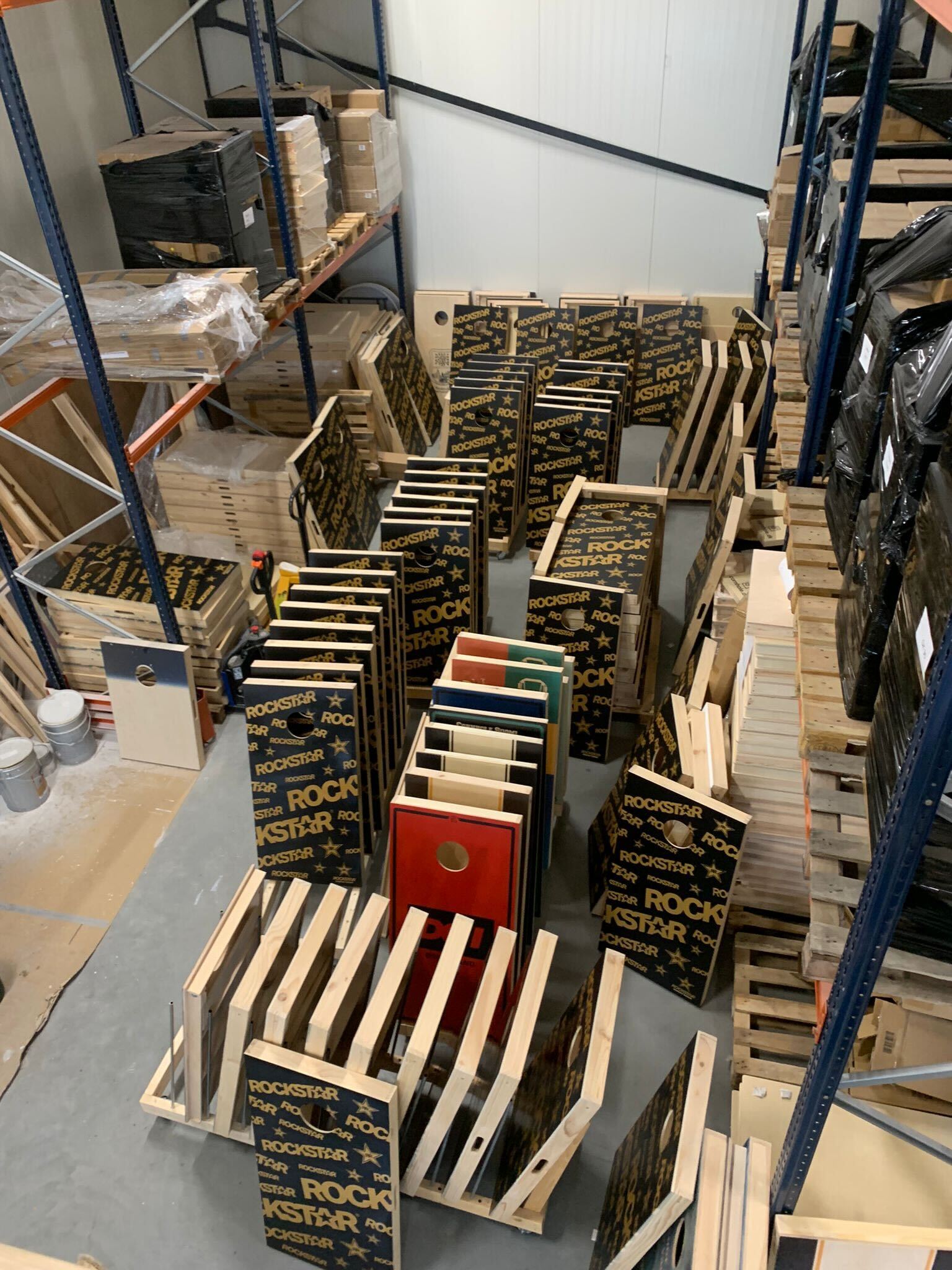 Wiele zestawów cornhole przygotowanych na duże wydarzenie firmowe